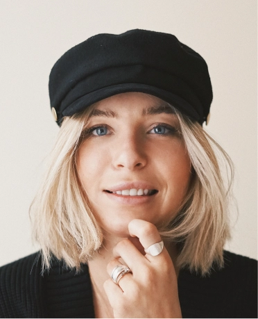 Woman wearing a cap and rings